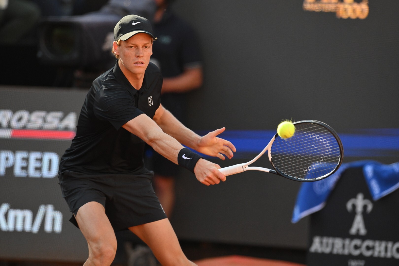 Jannik Sinner eliminado de Roland Garros tras sufrir problemas médicos