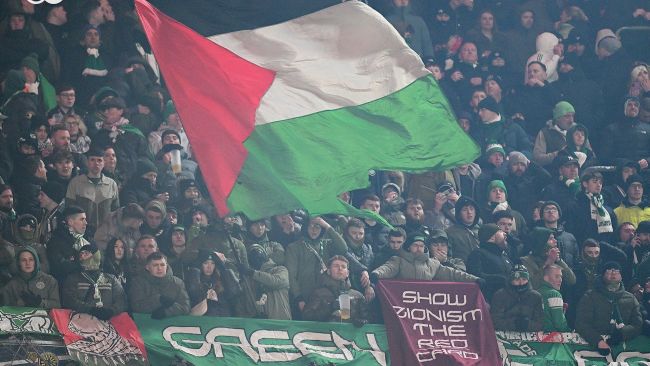 Fans del Celtic ondearon banderas palestinas en Munich: "Saca tarjeta roja al sionismo"