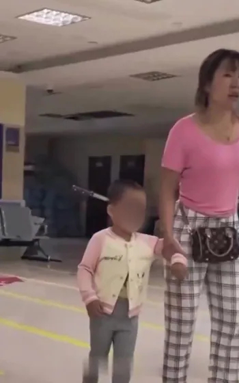 Una madre apuñala "accidentalmente" a su hija de 3 años en la cabeza con un cuchillo de 15 cm y luego se la lleva al hospital andando