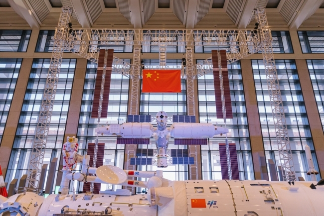 Musk es llamado para ayudar a la tripulación china de la Shenzhou-20 tras ser alcanzada por desechos espaciales