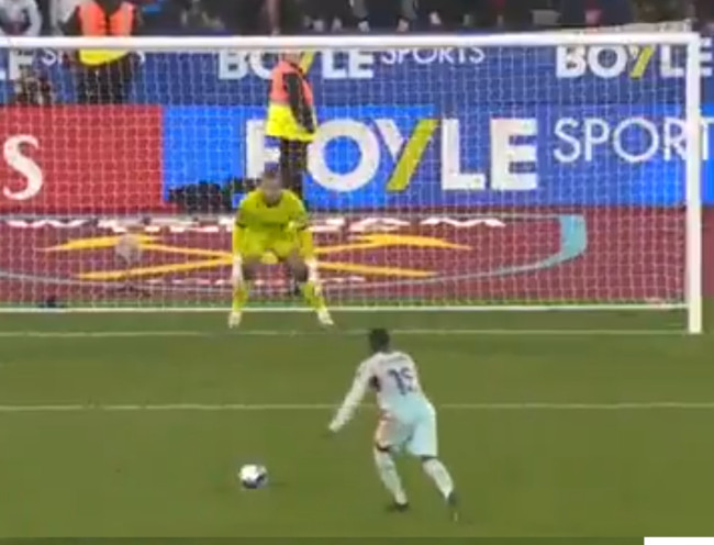 El entrenador del Brentford defiende al jugador que falló un penalti clave tirando a lo panenka