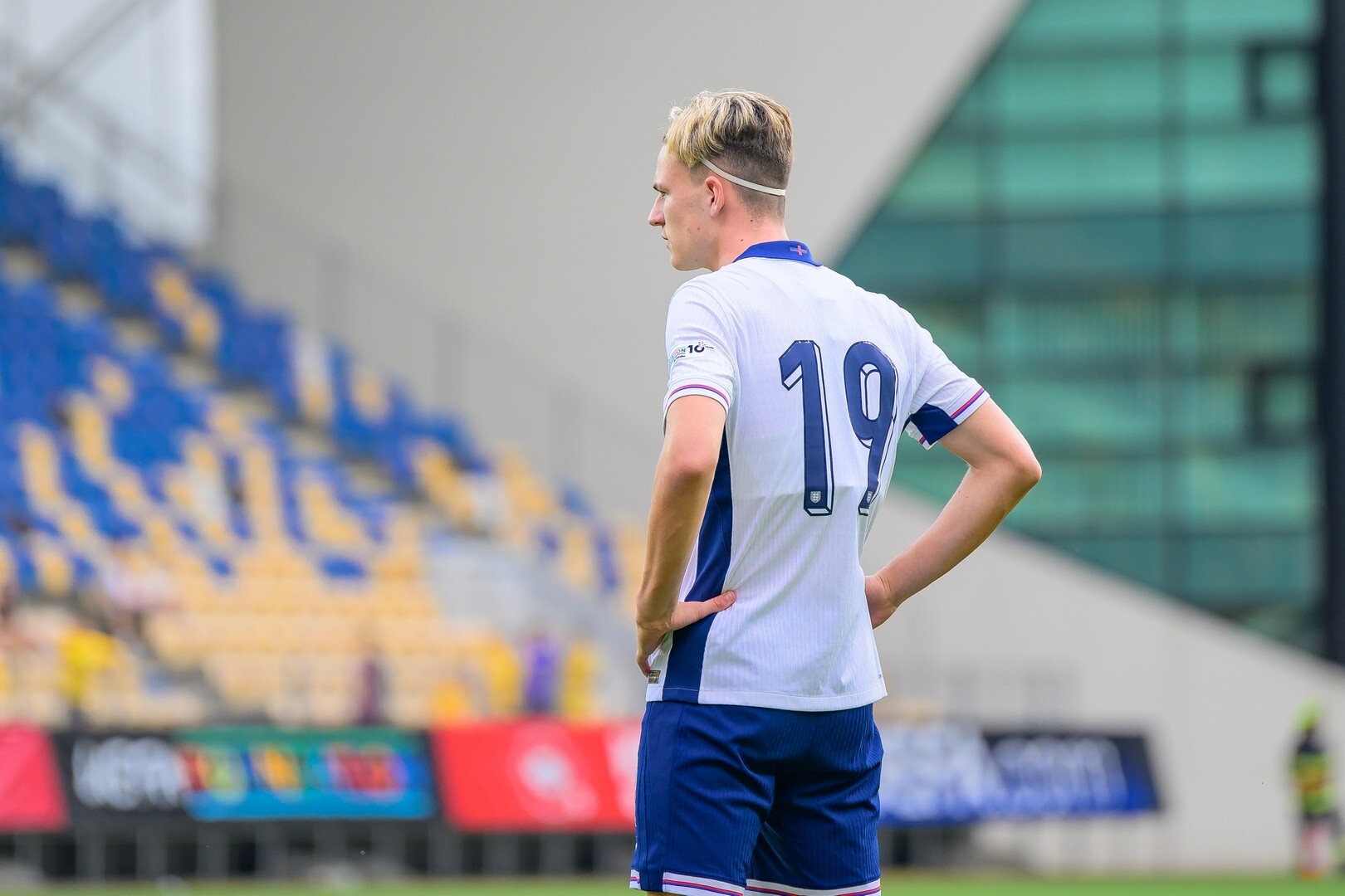 El adolescente Jesse Derry trasladado al hospita en su debut en la Premier League con el Chelsea