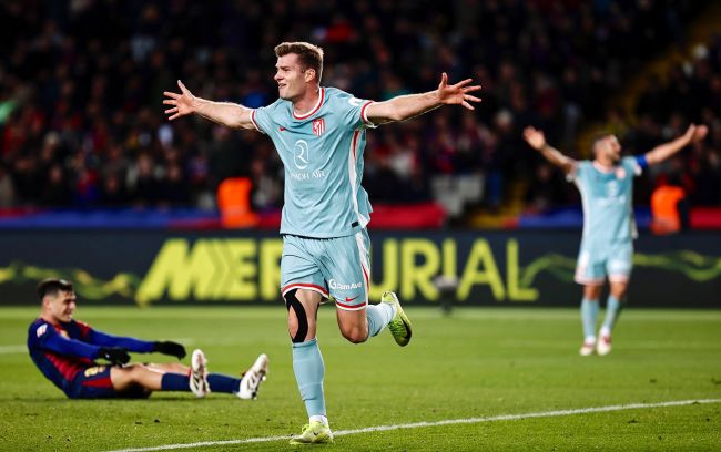 El Atleti noquea al Barcelona con un gol en el 90+6 y se coloca líder de la Liga