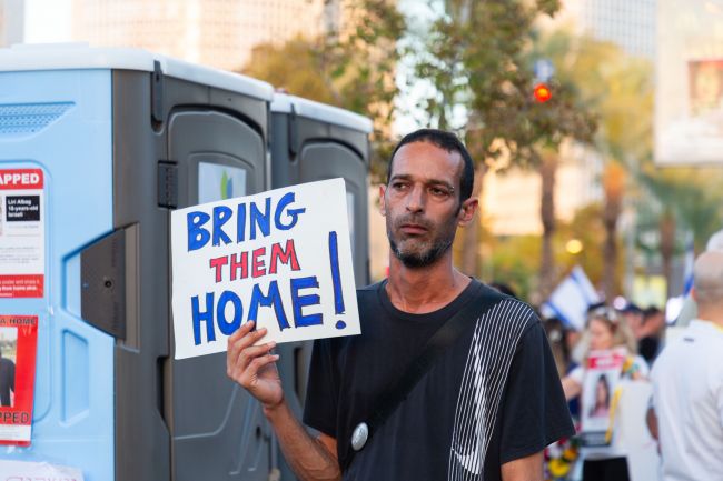 Hamás libera a 3 rehenes israelíes a cambio de 183 presos palestinos