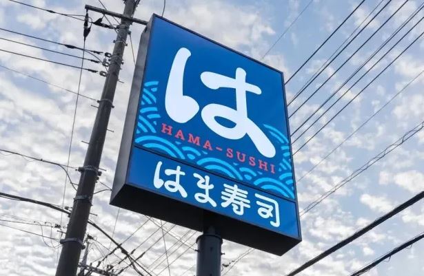 Bromista de TikTok detenido tras verter líquido limpiador sobre sushi