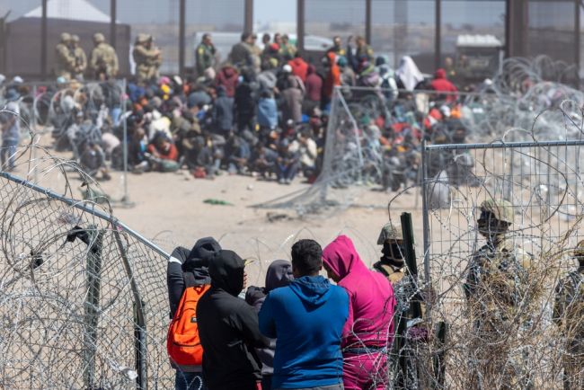 Un tribunal estadounidense bloquea el intento de Trump de revocar el estatuto jurídico de los migrantes