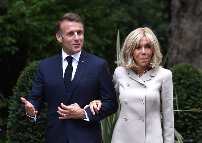 La primera dama francesa Brigitte Macron se enfrenta a una reacción violenta tras llamar 
