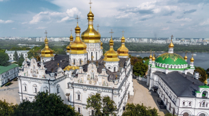 Bombardeos rusos matan a 9 personas en Ucrania, dañan histórica catedral ortodoxa en Kiev