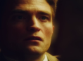 Robert Pattinson nos deleita con otra vocecita graciosa en el tráiler de Primetime