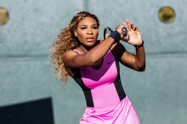 Serena Williams abandona el Queen's Club tras la lesión de su compañera de dobles, Victoria Mboko