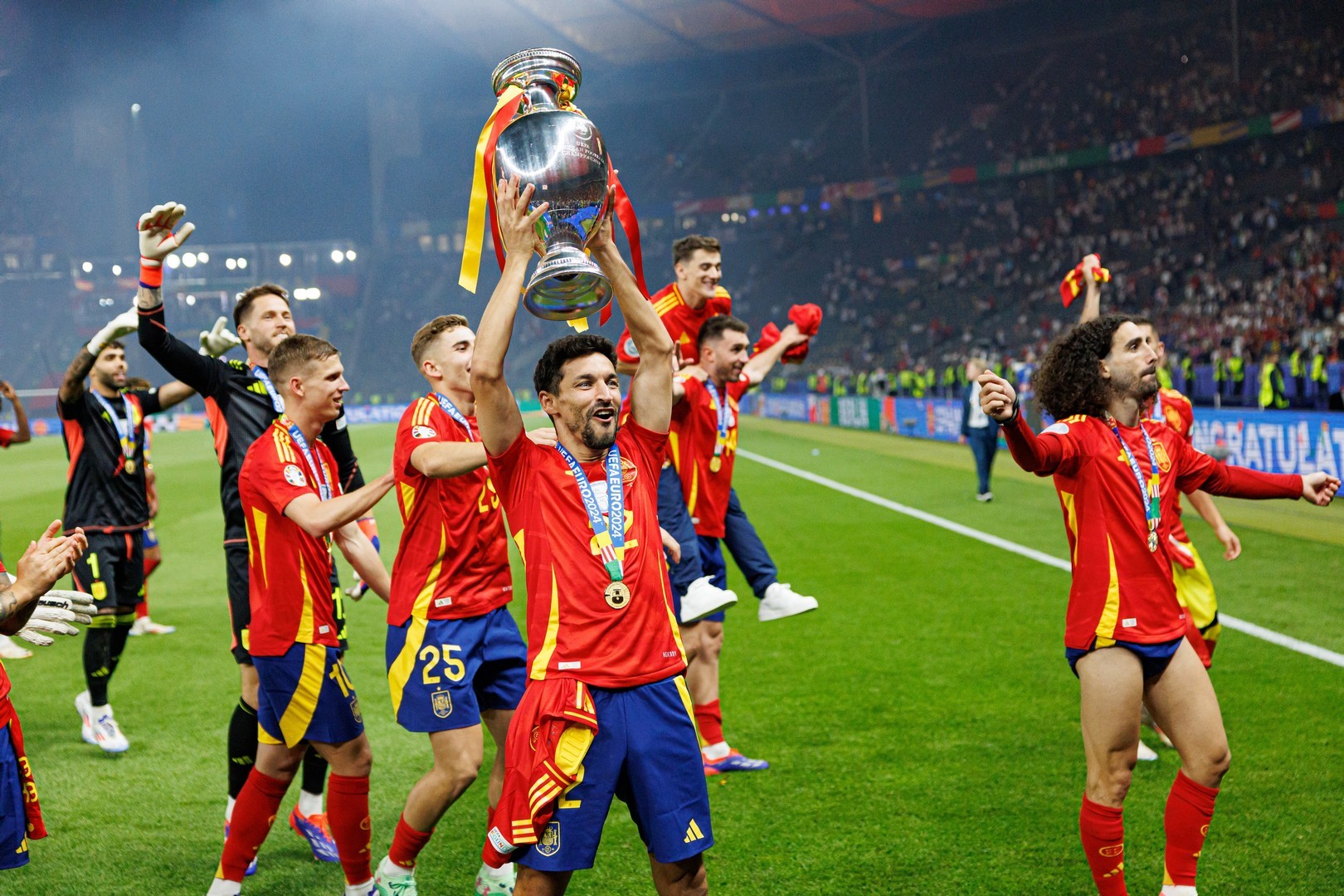 Jesús Navas, leyenda del Sevilla, ovacionado en el Santiago Bernabéu en su último partido de fútbol