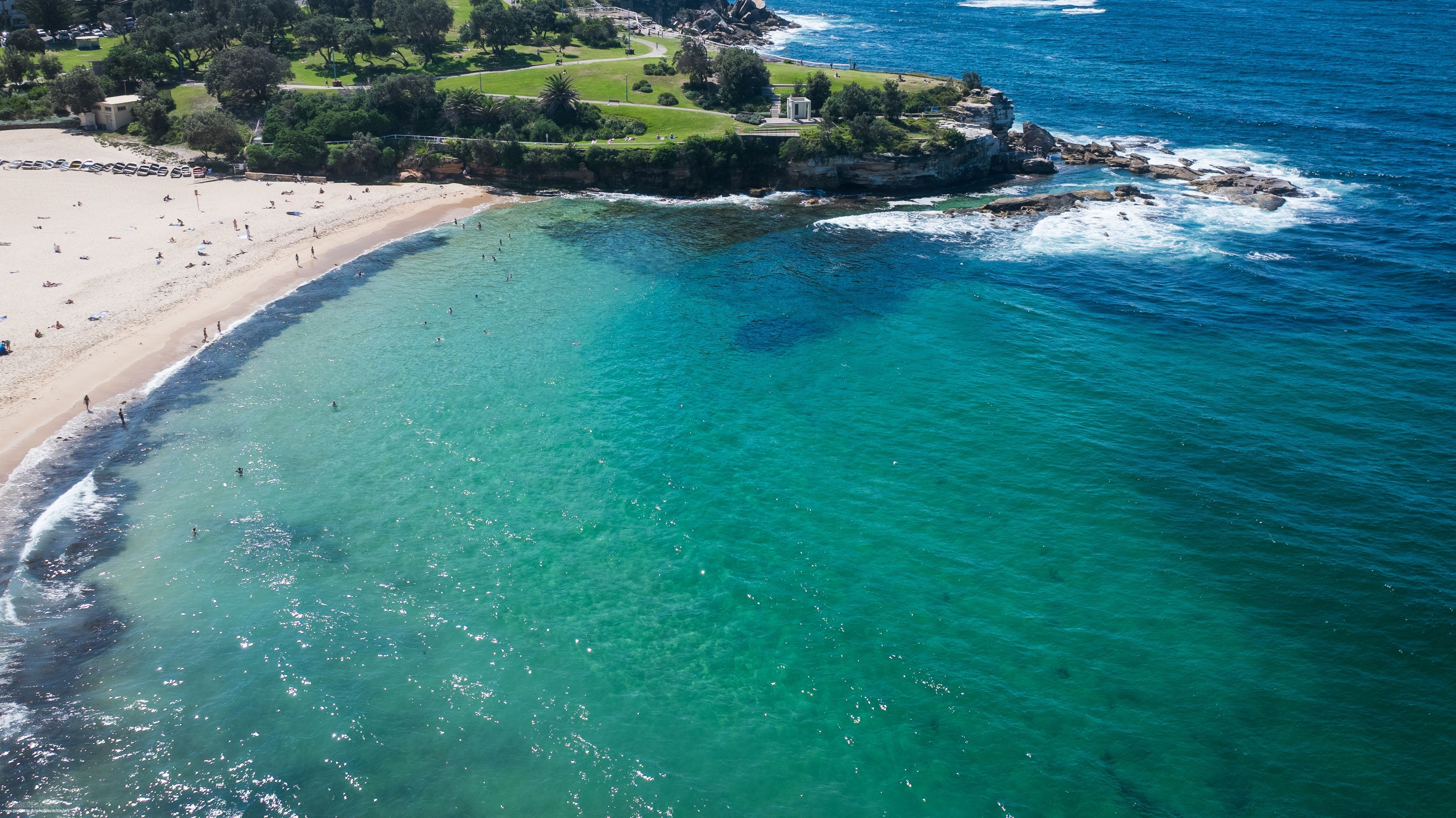 Sydney reabre la playa de Coogee con vigilancia con drones tras el ataque de un tiburón el pasado fin de semana