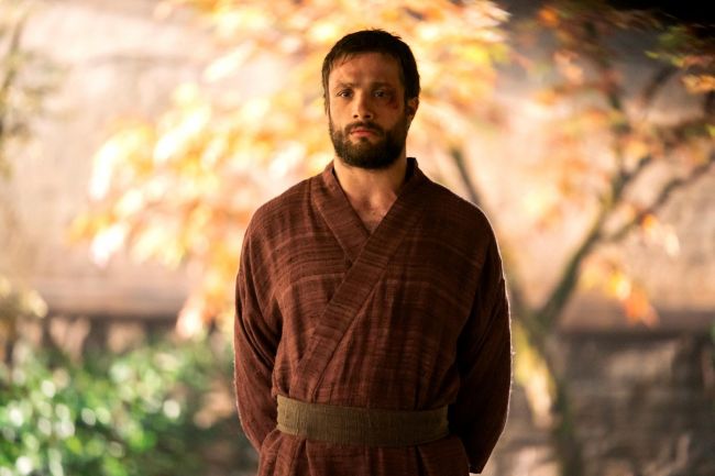 El actor de Shogun, Cosmo Jarvis, acalla los rumores sobre James Bond