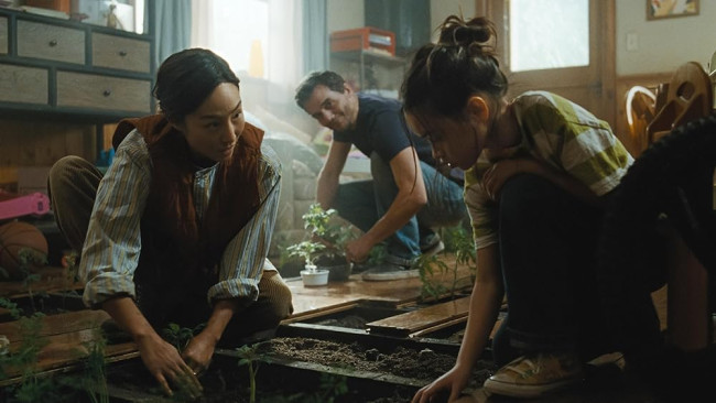 Greta Lee Wagner Moura se ve atrapado en su casa en The Last, de Netflix House