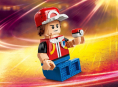 Aquí tienes una imagen más detallada del Entrenador Pokémon Rojo en Lego