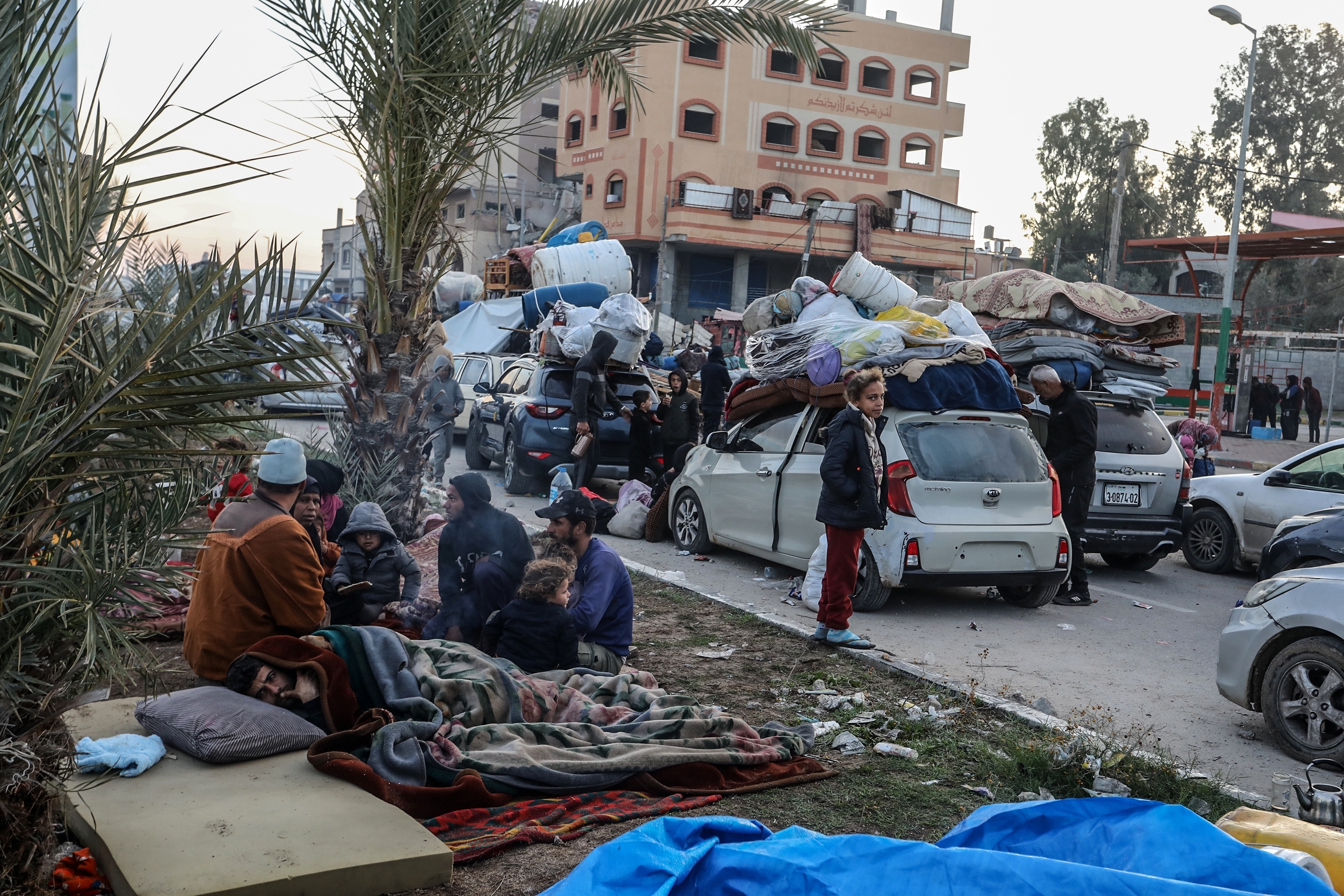 Las tropas israelíes inician la retirada del corredor clave de Gaza como parte del acuerdo de alto el fuego