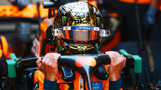 El campeón de F1 Lando Norris volvió a la pista en las pruebas de post-temporada con un casco dorado
