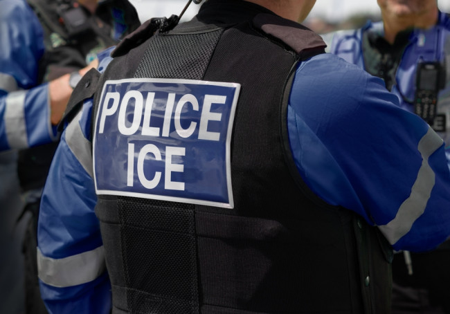 La administración Trump amplía los poderes del ICE para detener a refugiados