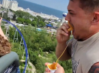 Un YouTuber es baneado de por vida en los parques Six Flags por comer nuggets en una monta&ntilde;a rusa