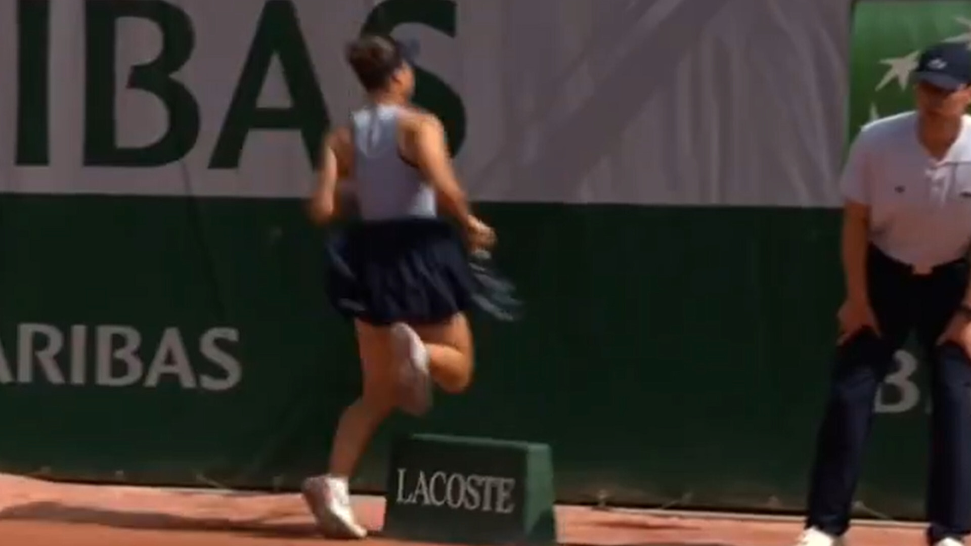 Roland Garros en el punto de mira por las peligrosas señales patrocinadas por Lacoste: Los jugadores tropiezan y se lesionan
