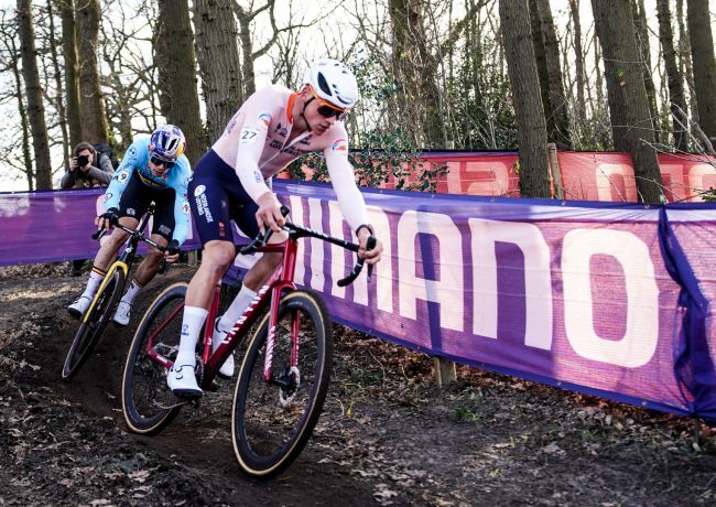 Mathieu van der Poel avergüenza a todos sus colegas de ciclocross en el Campeonato del Mundo de ciclocross