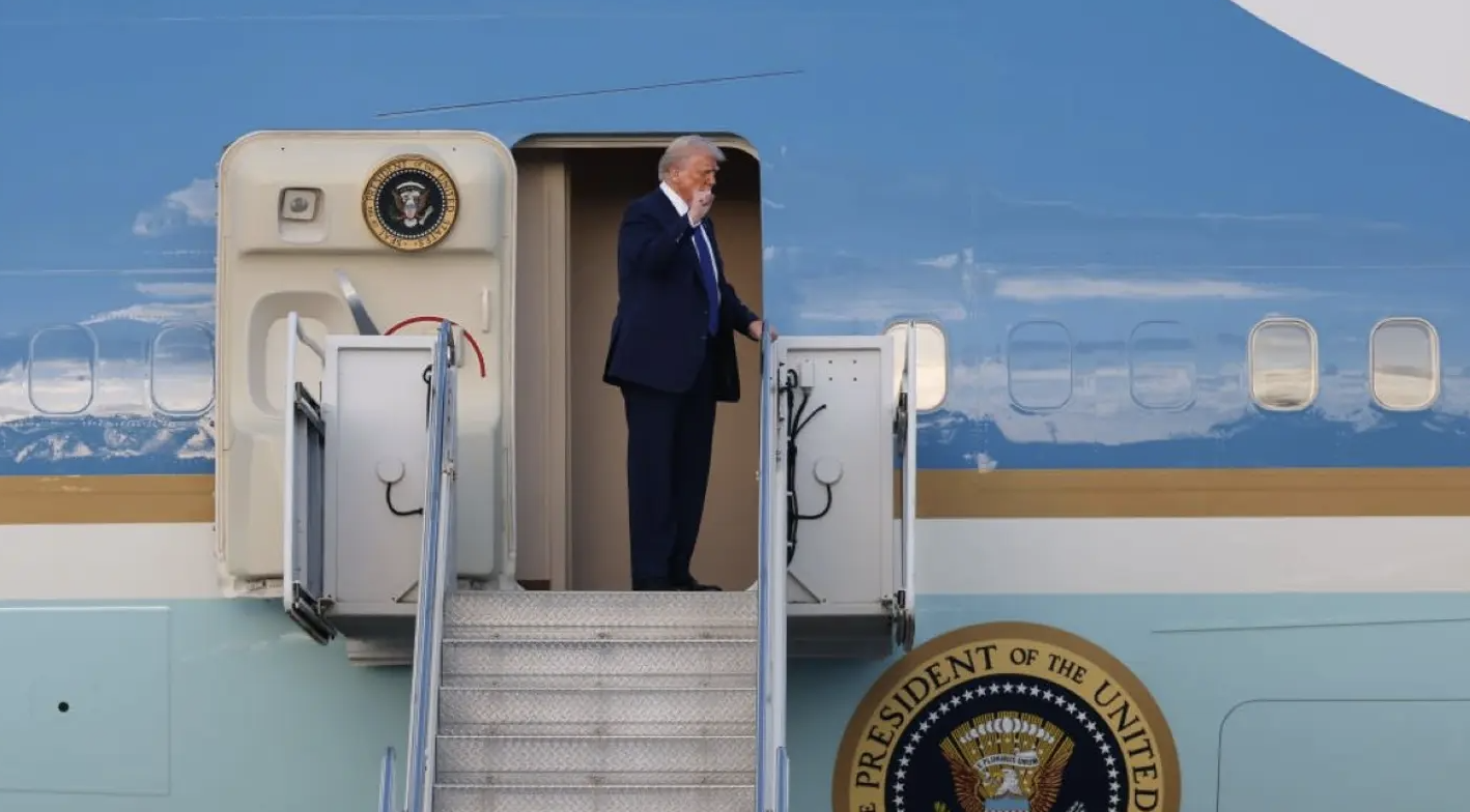 Un posible intento de asesinato de Donald Trump le obliga a subir a toda prisa las pequeñas escaleras del Air Force One