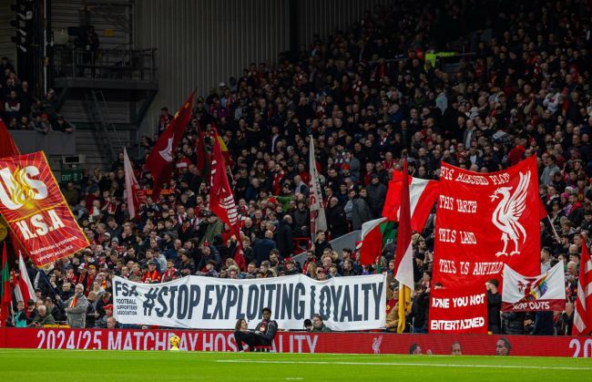 Los aficionados del Liverpool y del Manchester United unen sus fuerzas contra un mal mayor: #StopExploitingLoyalty