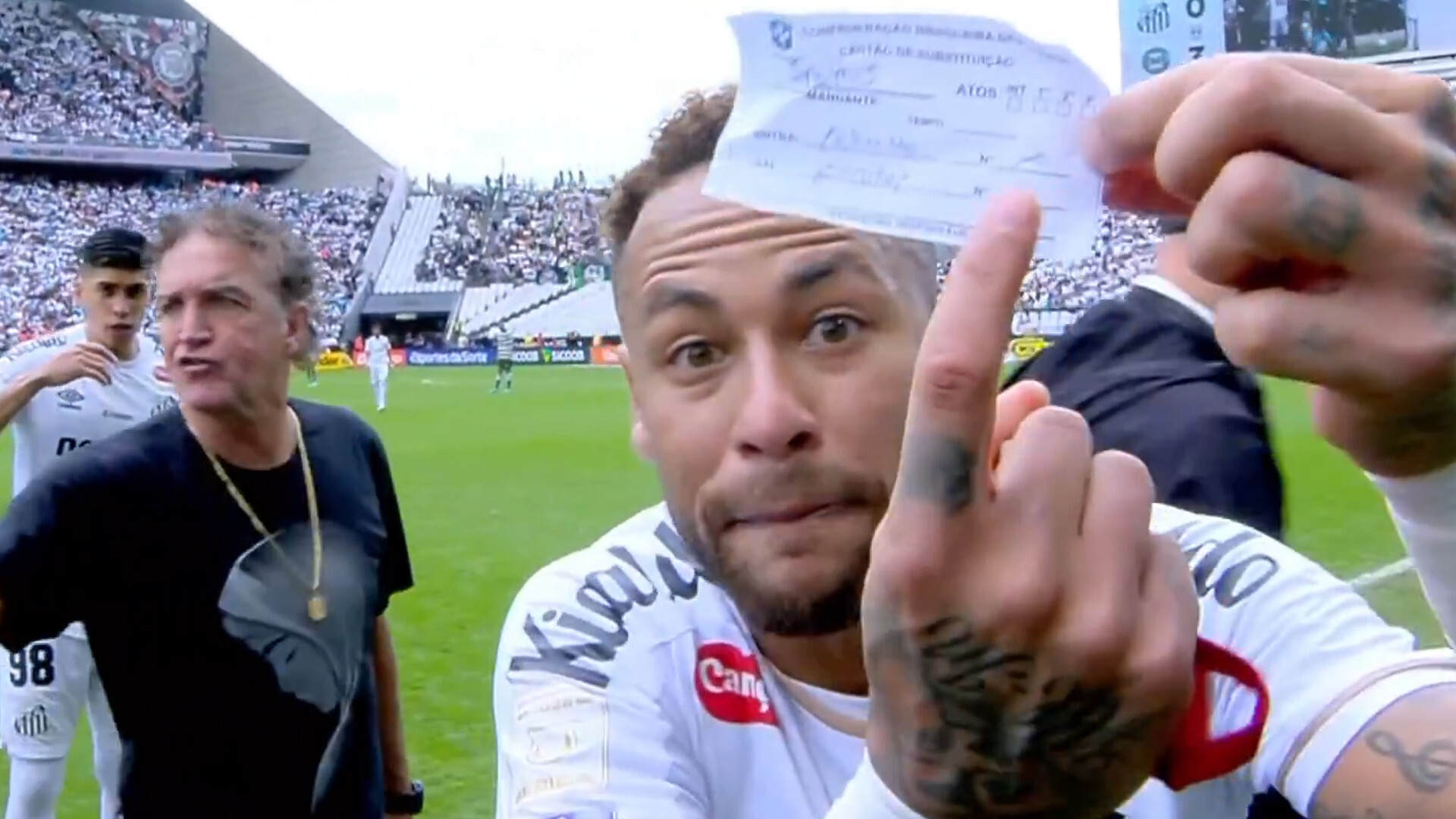 Neymar se vuelve loco por surrealista error arbitral en Brasil