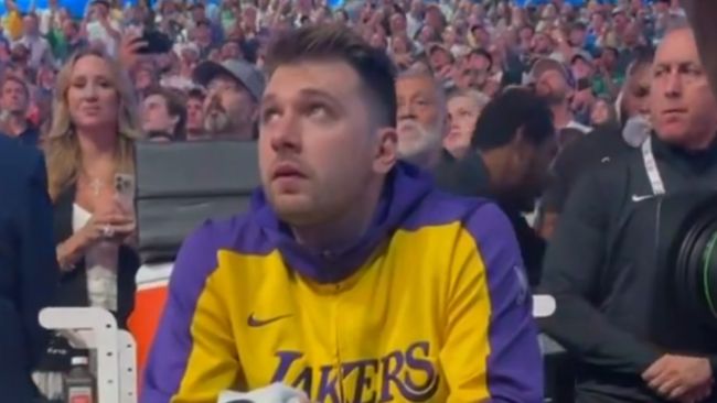 Luka Doncic llora en su regreso a Dallas, pero luego calza 45 puntos a su antiguo club