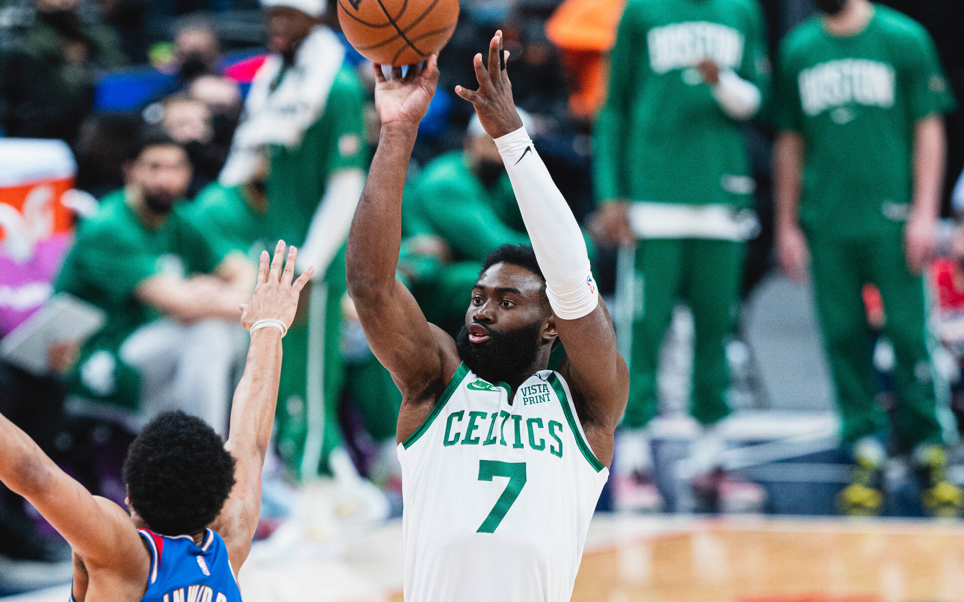 Jaylen Brown, de los Boston Celtics, multado con 50.000 dólares por criticar a los árbitros en Twitch