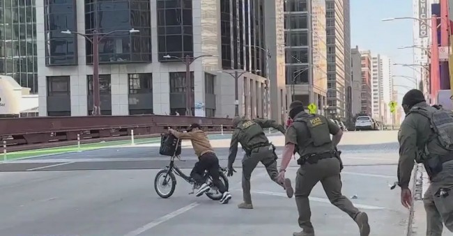 Un vídeo capta el momento en que la Patrulla Fronteriza persigue a un ciclista en Chicago después de que gritara "oye, no soy ciudadano estadounidense"