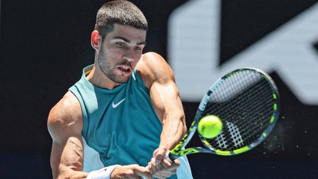 Carlos Alcaraz cede su primer set en Australia, pero alcanza los octavos de final