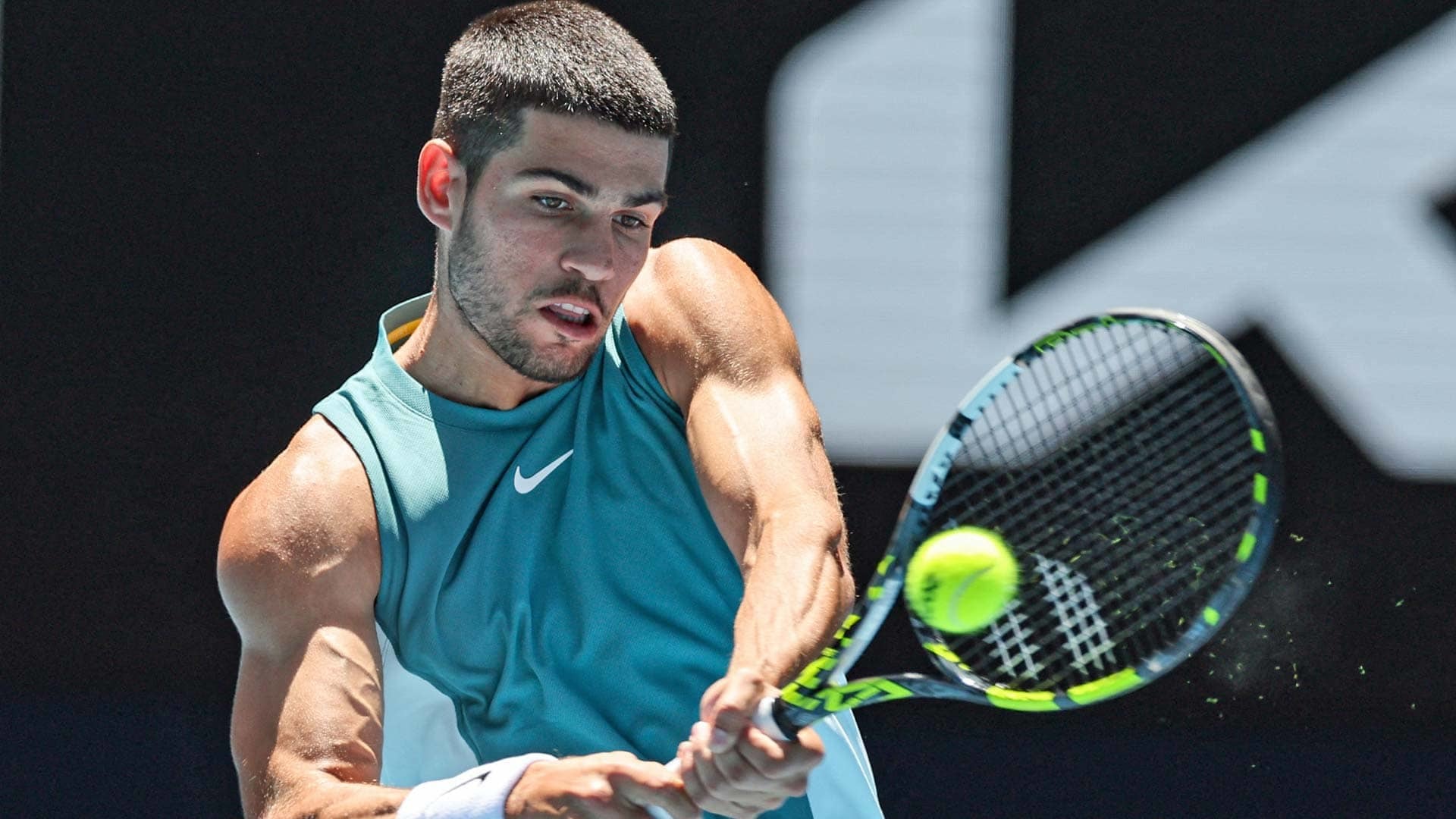 Alcaraz cede su primer set en Australia, pero llega a octavos