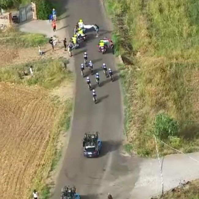 Manifestantes pro Palestina interrumpen al equipo Israel-Premier Tech durante La Vuelta a España