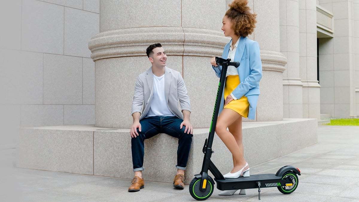 Las tiendas anuncian los patinetes eléctricos como aptos para circular por la carretera, a pesar de que esto va en contra de la ley del Reino Unido