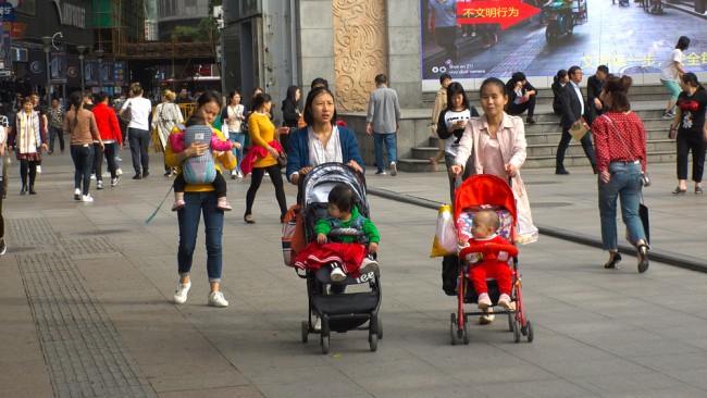 La población de China vuelve a descender, mientras la natalidad alcanza un mínimo histórico