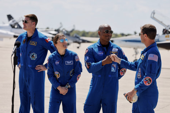 Los astronautas de la NASA inician los preparativos finales para el primer viaje tripulado hacia la Luna en más de 50 años