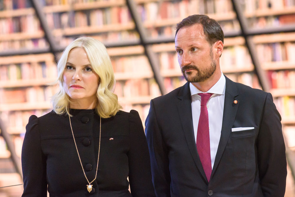 La princesa heredera de Noruega, Mette-Marit, dice que fue "manipulada y engañada" por Epstein