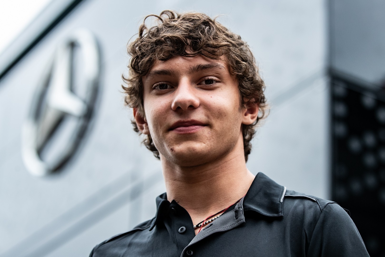 Un accidente ayuda a Antonelli a liderar la Fórmula 1, el más joven en hacerlo