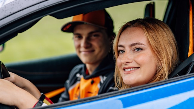 Fórmula 1 busca el público joven con webserie en la que una popular YouTuber aprende a conducir
