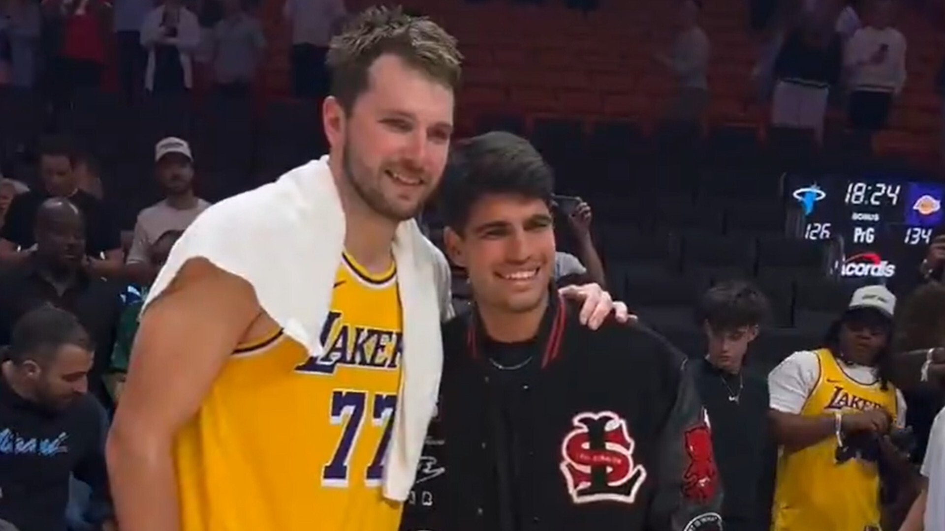 Carlos Alcaraz vio a los Lakers en una noche enorme para Luka Doncic