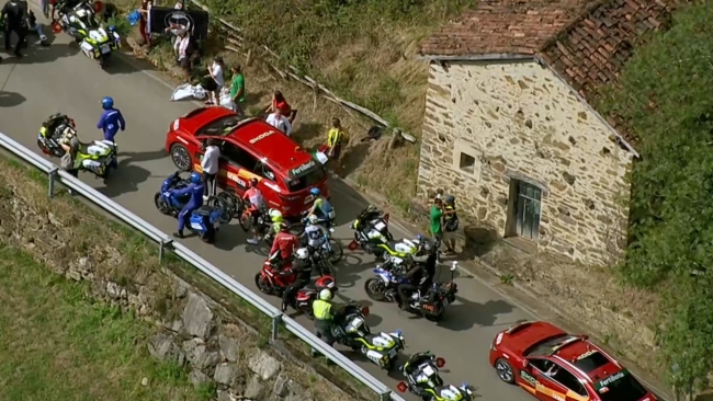 Simpatizantes pro Palestina bloquean la carretera durante la subida del Angliru en La Vuelta