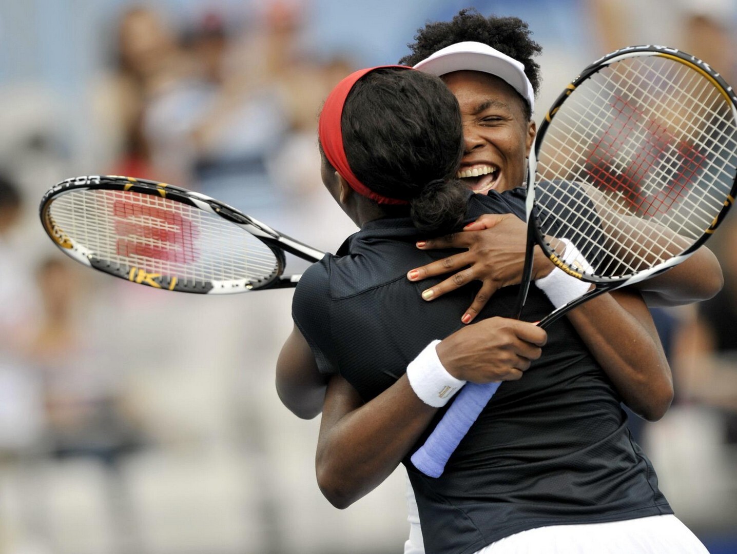 Serena Williams, desconsolada por tener que retirarse del dobles de Wimbledon después de que el torneo retrasara su partido