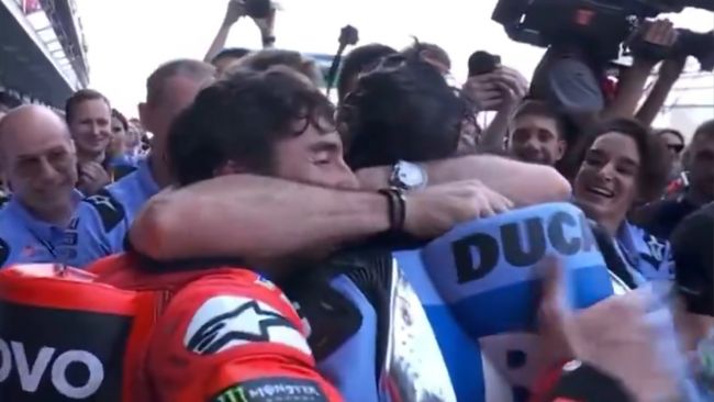 Por primera vez, dos hermanos suben al podio en una competición de motociclismo