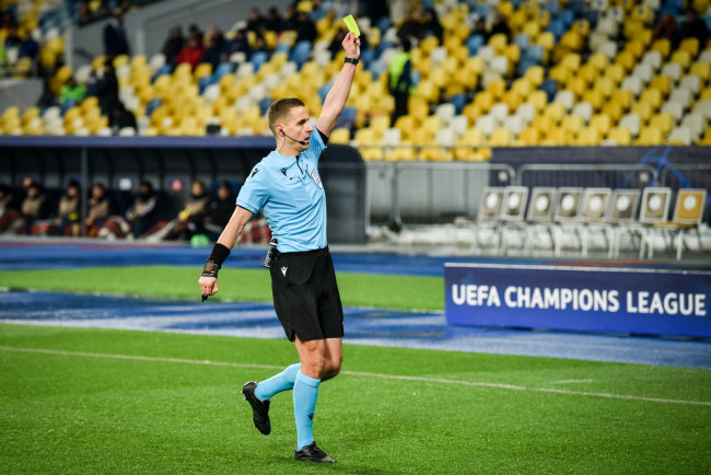 Michael Olise se arriesga a una sanción de la UEFA por recibir una tarjeta amarilla intencionadamente