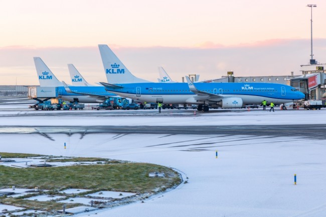 La nieve y el viento paralizan Schiphol en Ámsterdam
