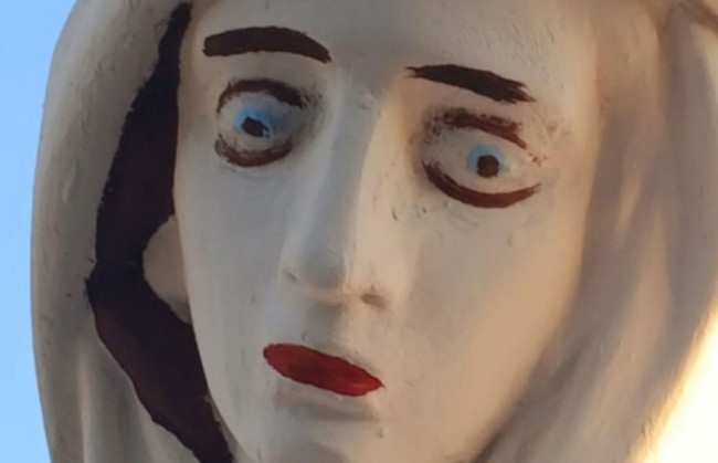 La Iglesia reconoce un error en la restauración mientras los turistas acuden en masa a ver las estatuas