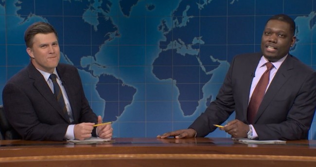 Ya estamos otra vez en esa época del año: Colin Jost y Michael Che intercambian chistes en SNL