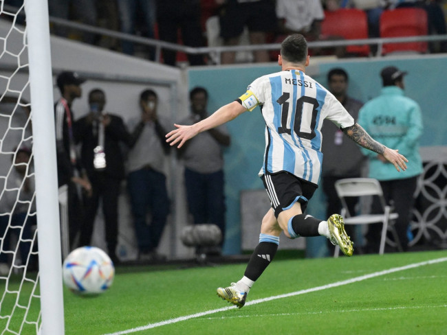 Leo Messi marca un hat-trick y bate un récord del Mundial en medio de la polémica por una tarjeta roja