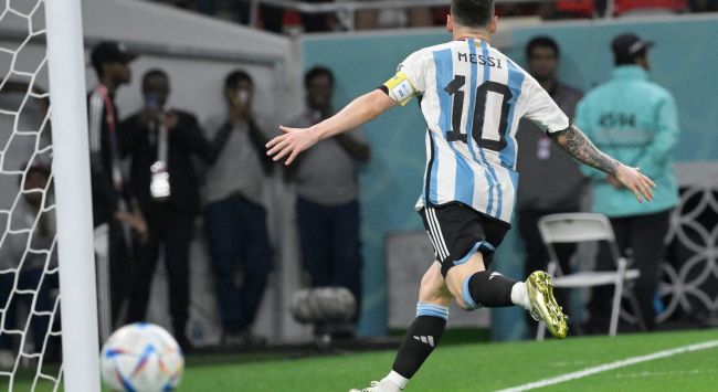 Leo Messi marca un hat-trick y bate un récord del Mundial en medio de la polémica por una tarjeta roja